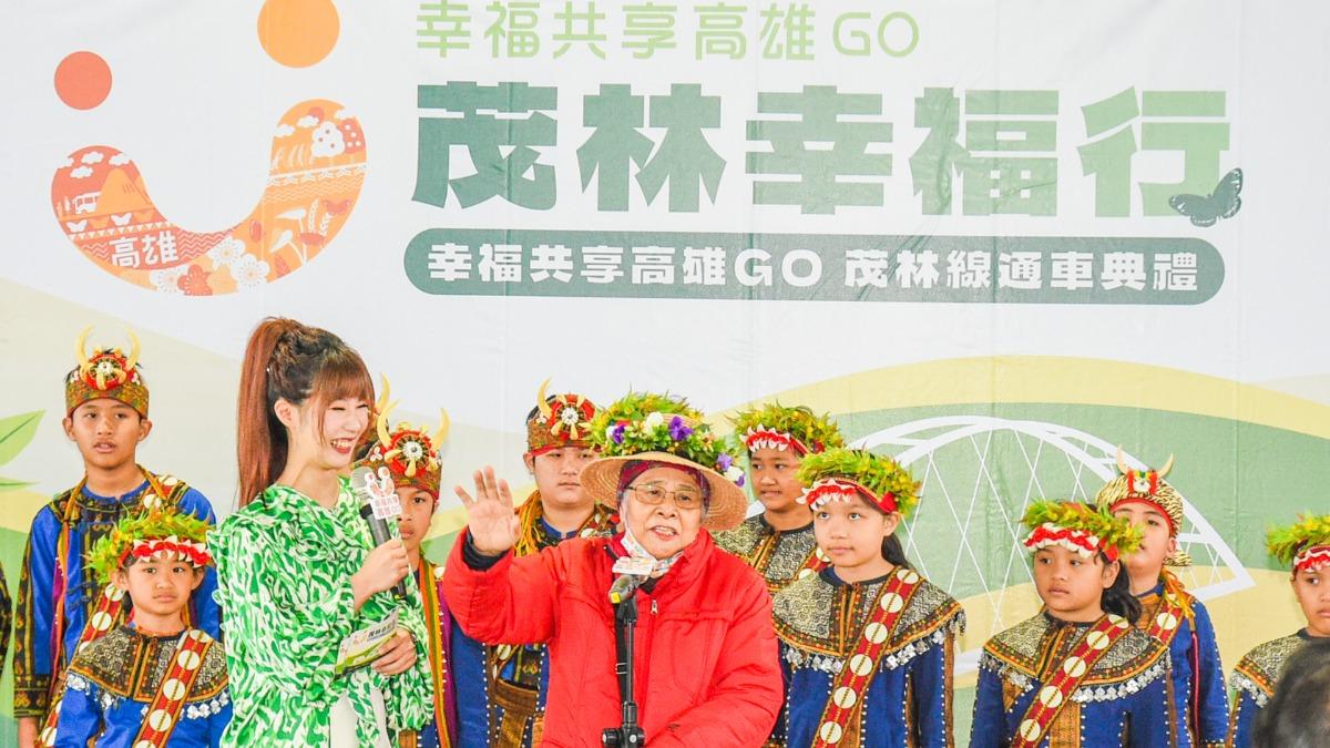 家住茂林的拓阿嬤開心分享幸福共享高雄GO所帶來的貼心與便利。（圖片來源：高雄市交通局提供）