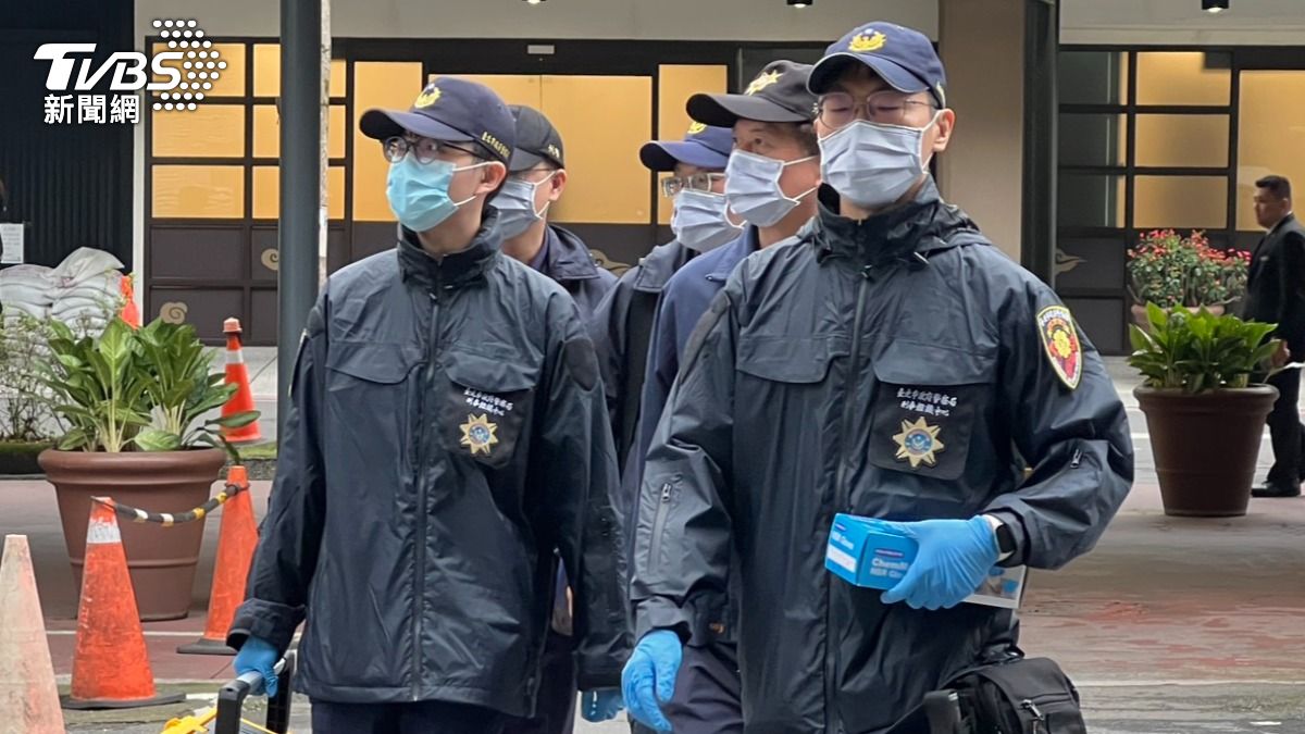 警方鑑識人員到場。(圖/張貴翔攝)
