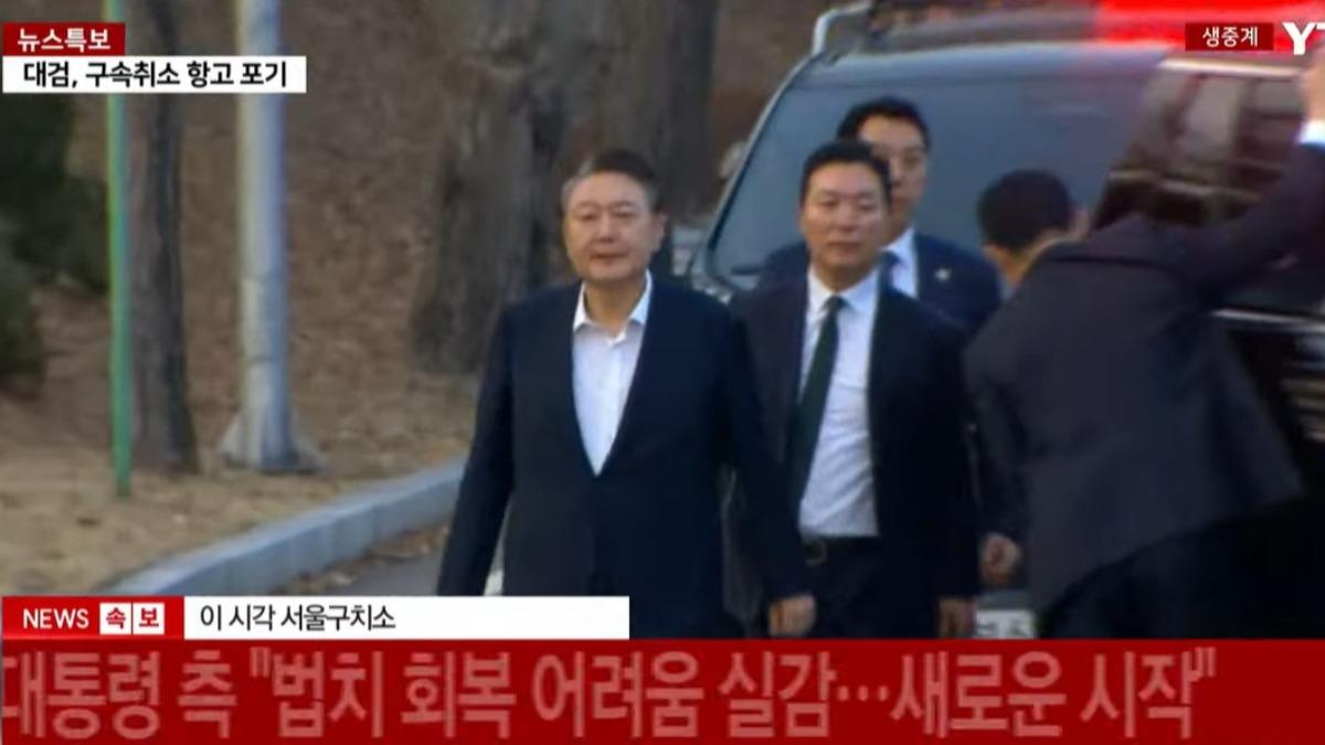 尹錫悅被釋放,下車跟支持者打招呼,並謙卑的鞠躬。(圖/翻攝 YTN)