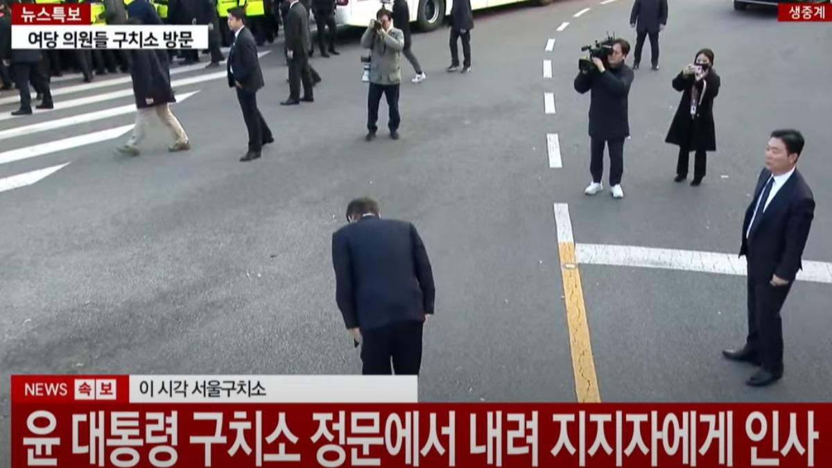 尹錫悅在路口向支持者鞠躬。(圖/翻攝自YTN)