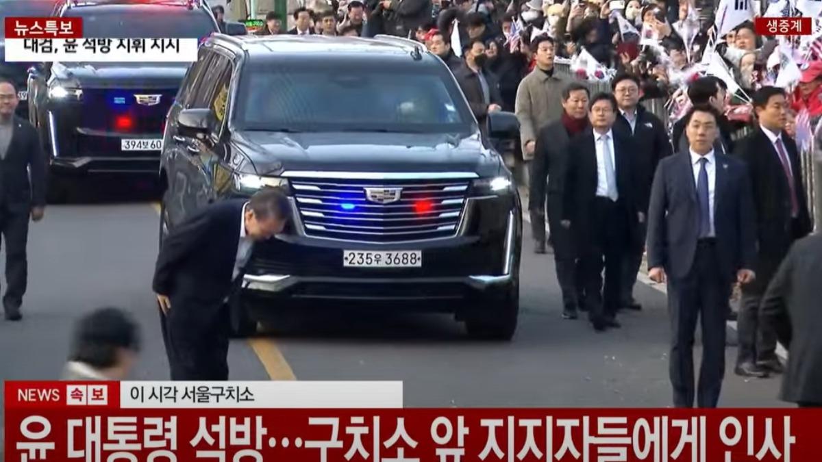尹錫悅謙卑鞠躬,現場擠滿了支持者。(圖/翻攝自YTN)