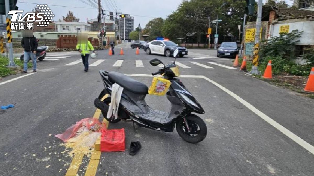 苗栗通霄嚴重車禍!66歲女騎士左轉遭撞飛 頭部重創搶救中
