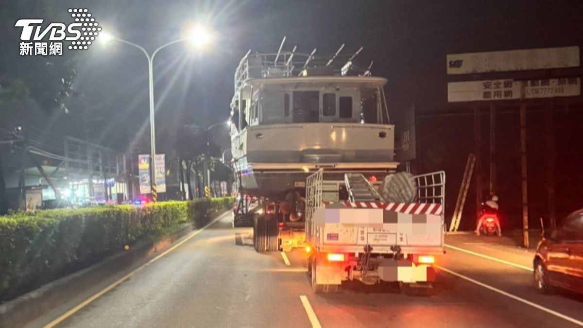 屏東深夜驚見巨物上路!遊艇勾斷電線 害電線桿歪一邊
