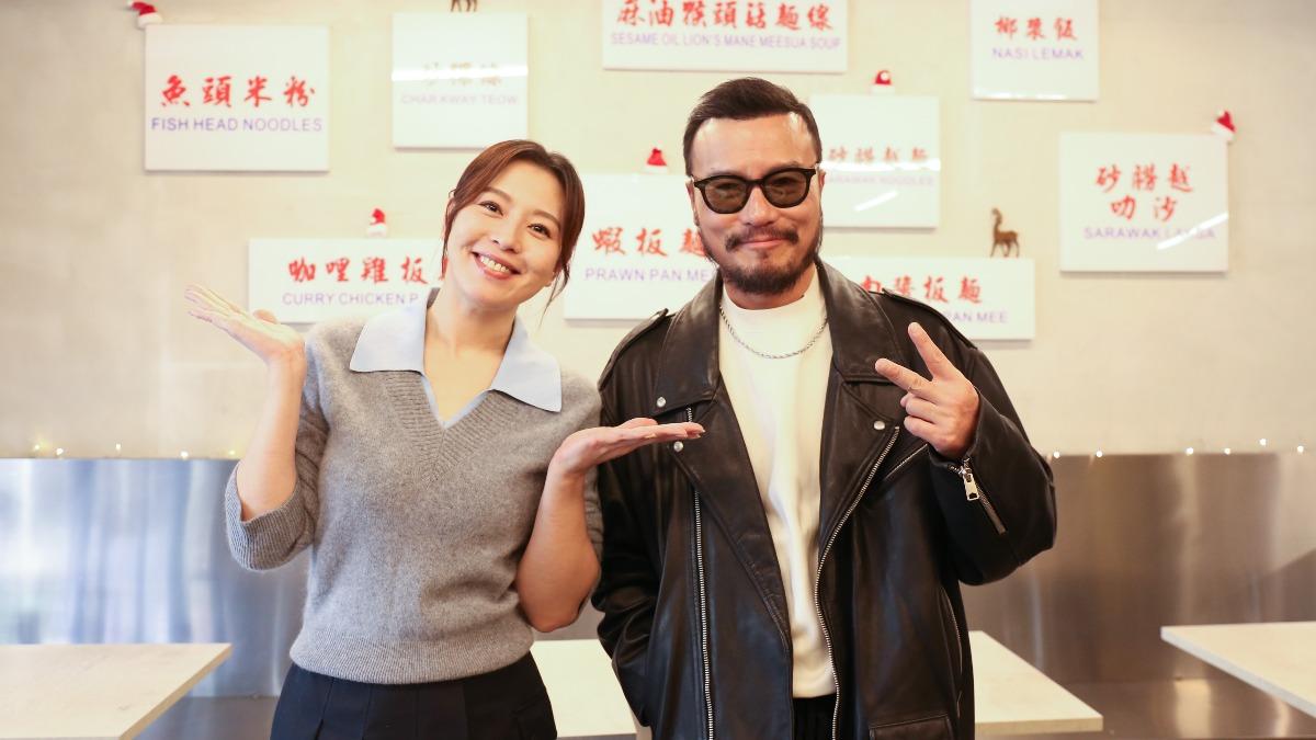 主持人劉品言(左)與李銘忠在節目中相談甚歡。(圖/鏡電視提供)