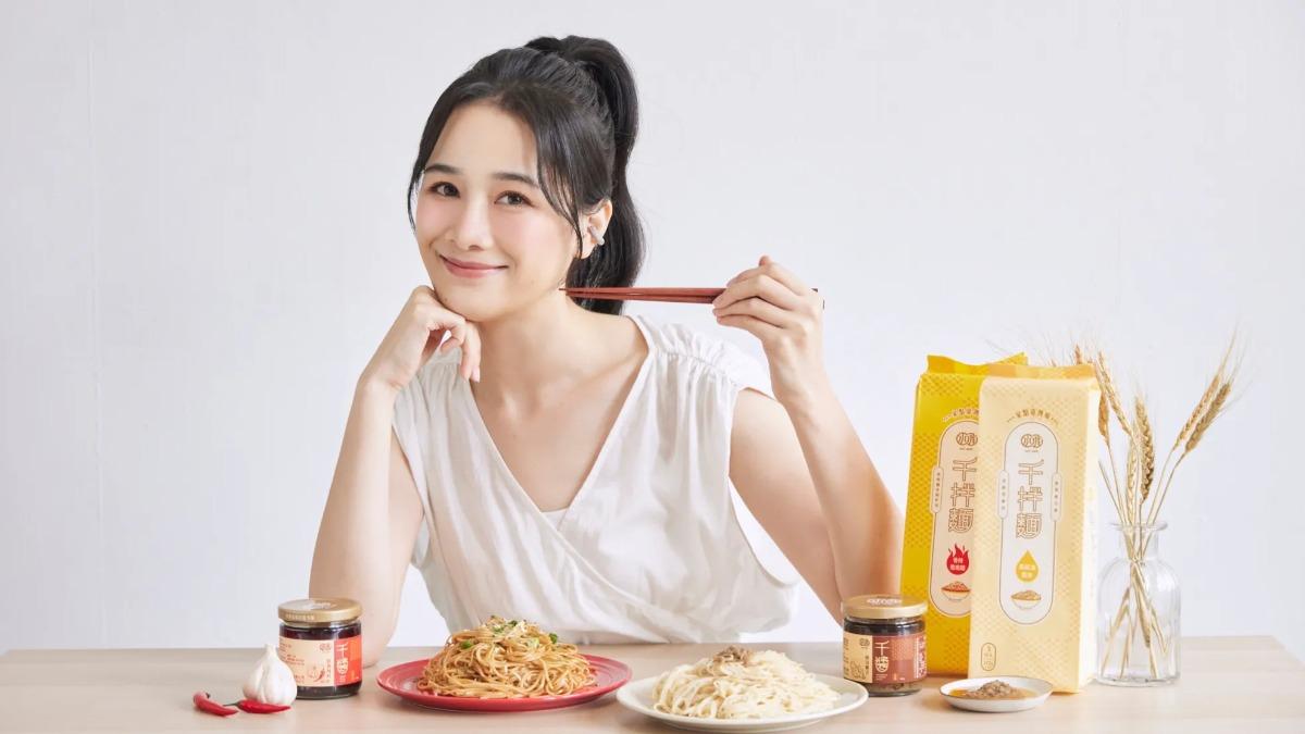 水哦台式美食集團創辦人。(圖/翻攝自水水灶咖-水哦 fb)