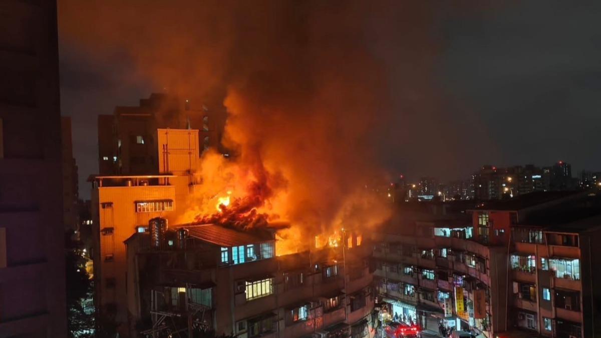 快訊／五股住宅深夜大火！恐怖黑煙狂竄　搶救畫面曝