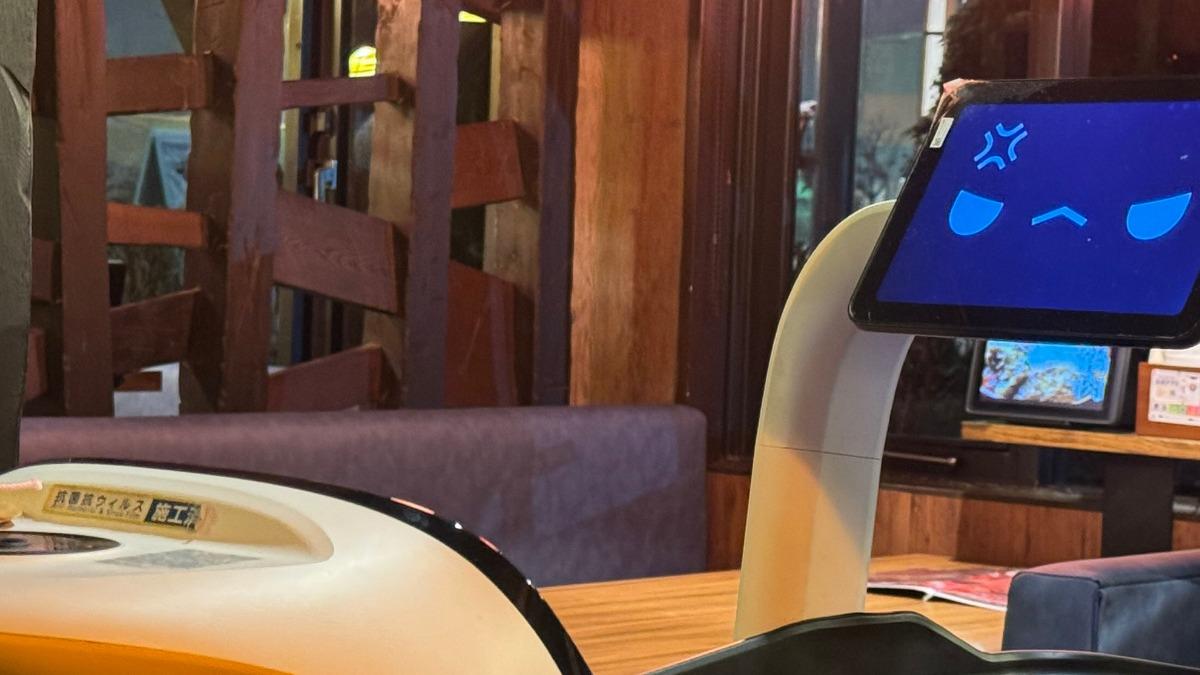 機器人也會生氣？送餐衝突畫面曝光　27萬人看傻眼