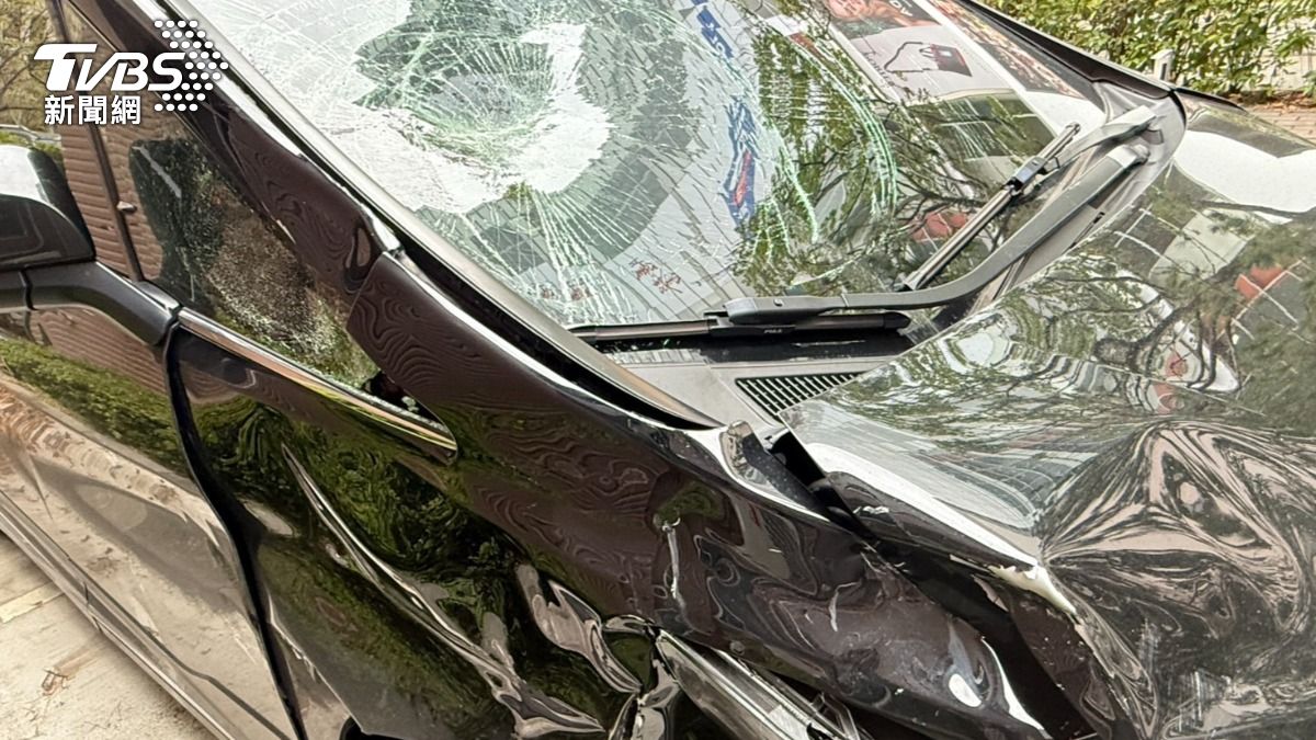 阿法車身嚴重碰撞痕跡。(圖/TVBS)