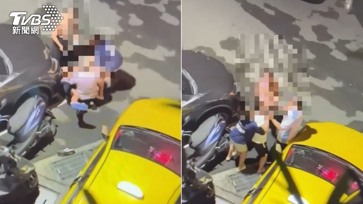 司機跟乘客因為車馬費談不攏，當街大打出手，旁人見狀上前勸阻。（圖／TVBS）