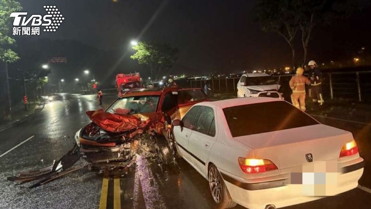 疑下雨天未減速 蘇澳轎車「失控衝對向」撞2車