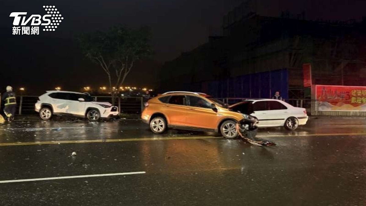 當時下雨天,肇事車輛疑似沒有減速。(圖/TVBS)