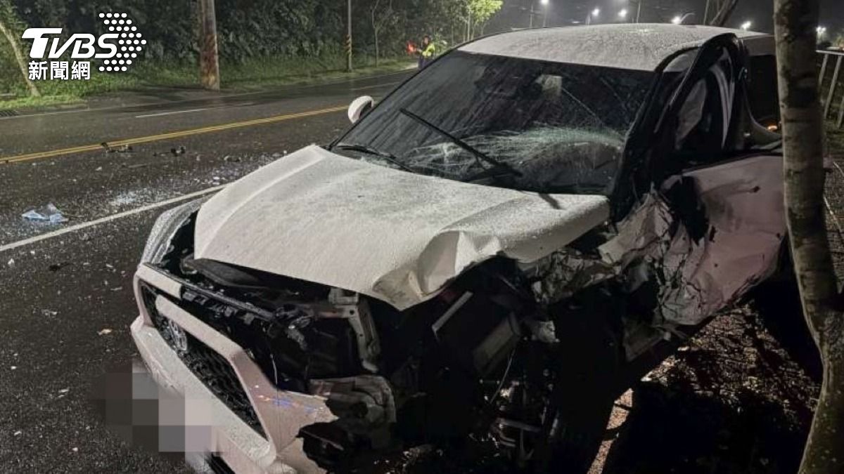 被撞車輛車頭近乎全毀。(圖/TVBS)