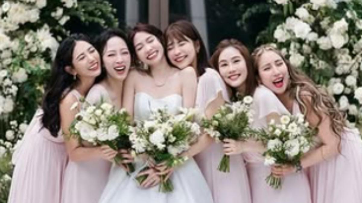 林萱瑜（右三）心疼曾智希辦婚禮壓力過大。（圖／翻攝曾智希IG）