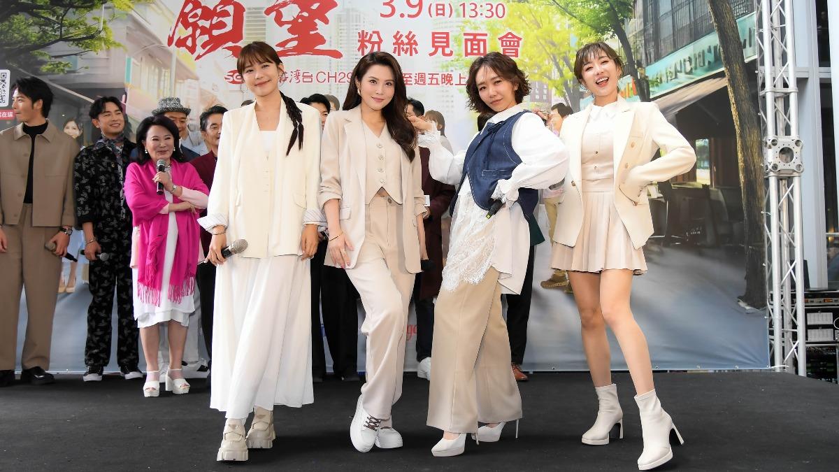 林萱瑜(左一)預計年底辦婚禮。(圖/三立提供)