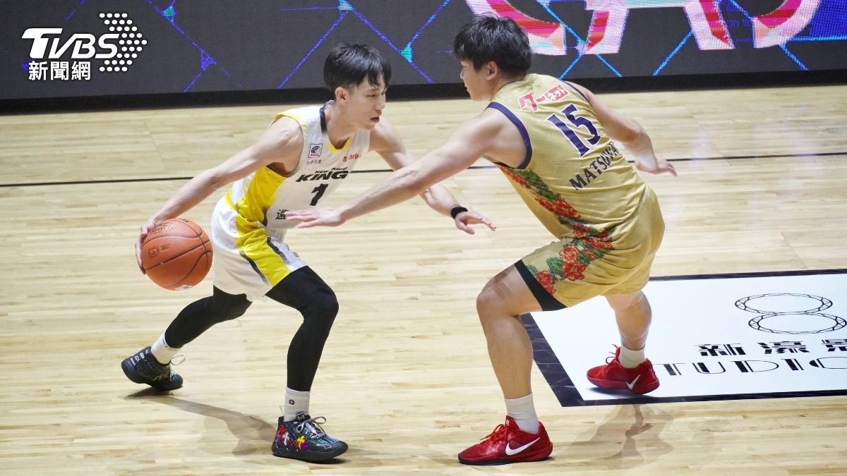 新北國王上半場和琉球黃金國王纏鬥。(圖/區國強攝)