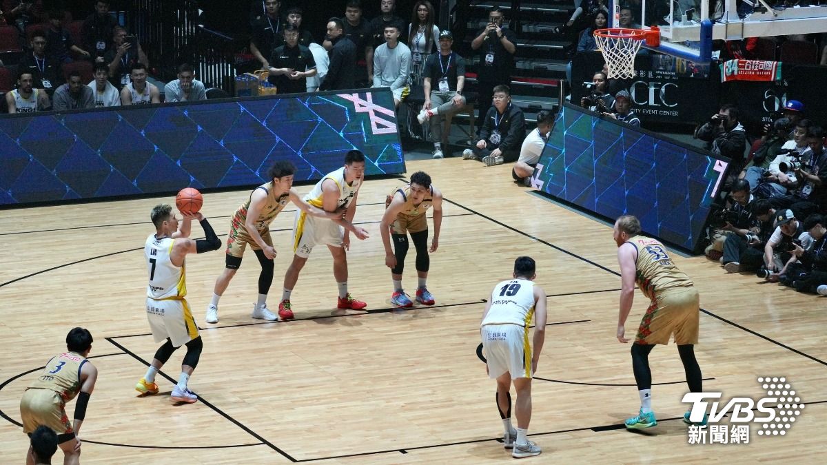 澳門新濠影滙湧入4千名球迷觀戰。(圖/區國強攝)
