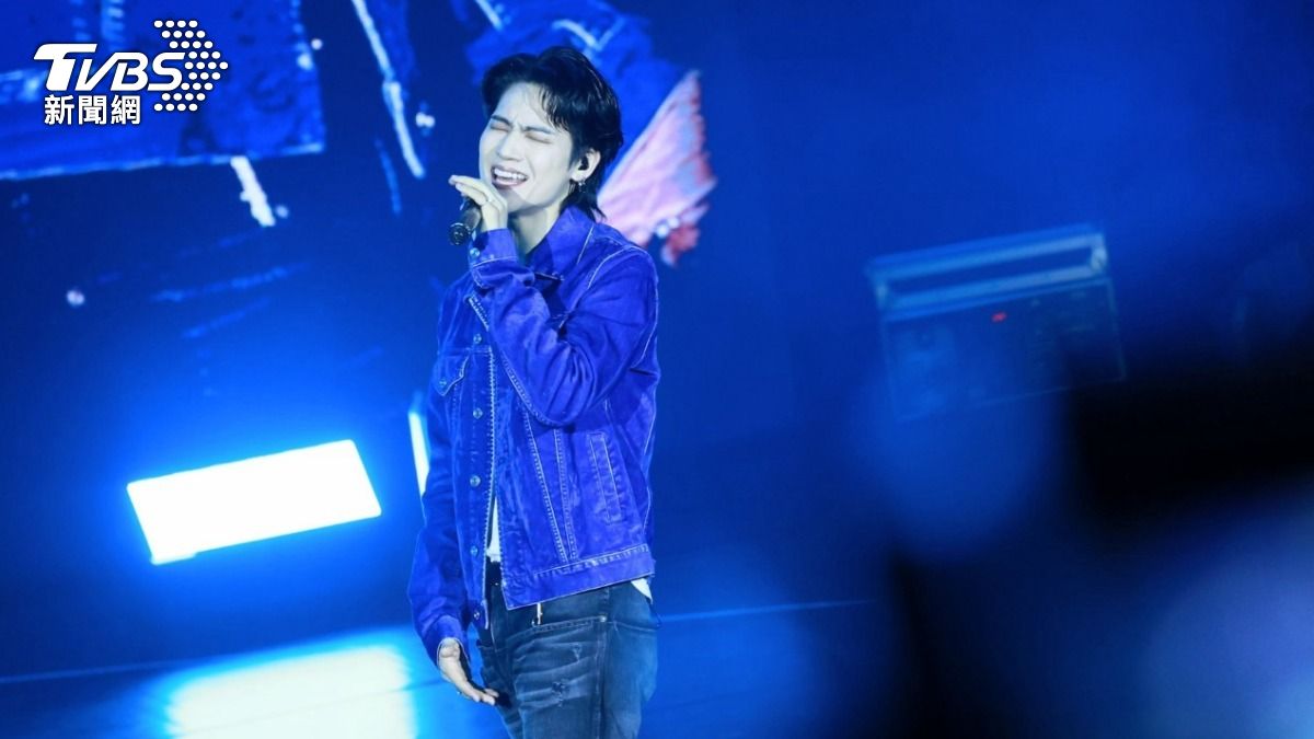 JAY B來台開唱狂秀性感側腰! 嫌粉絲「不夠大聲」離場