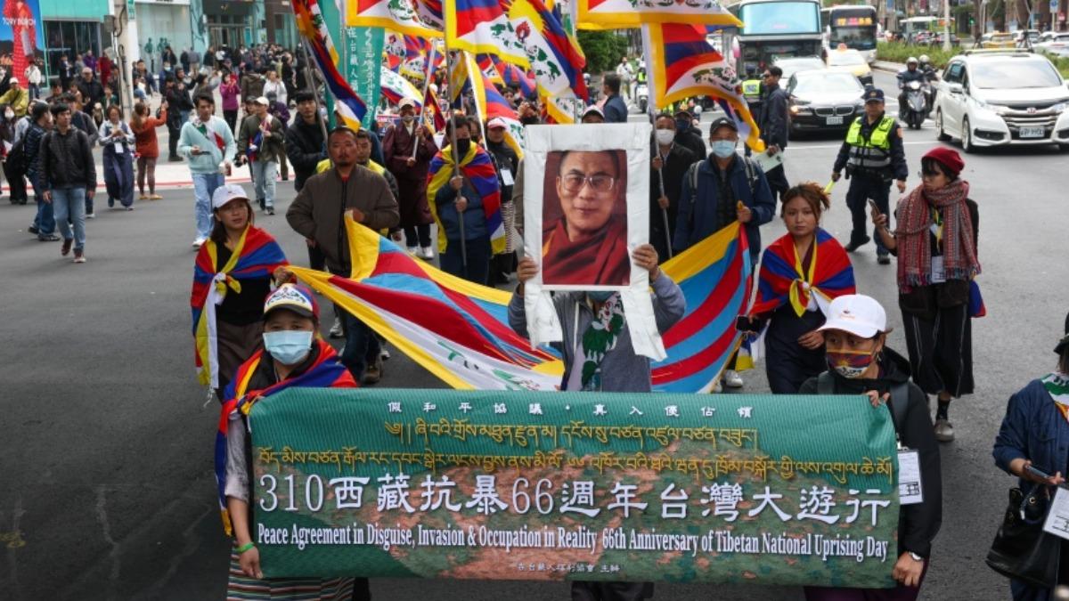 西藏問題即人權問題!台北遊行「磕長頭」 聲援抗暴66週年