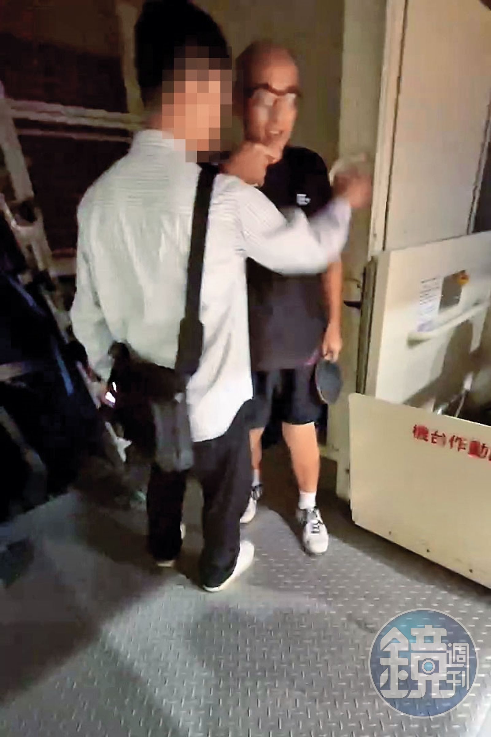 鄭貞茂（右）為躲避A夫（左）質問，狼狽落跑，最後被對方「壁咚」攔下。（圖／讀者提供）