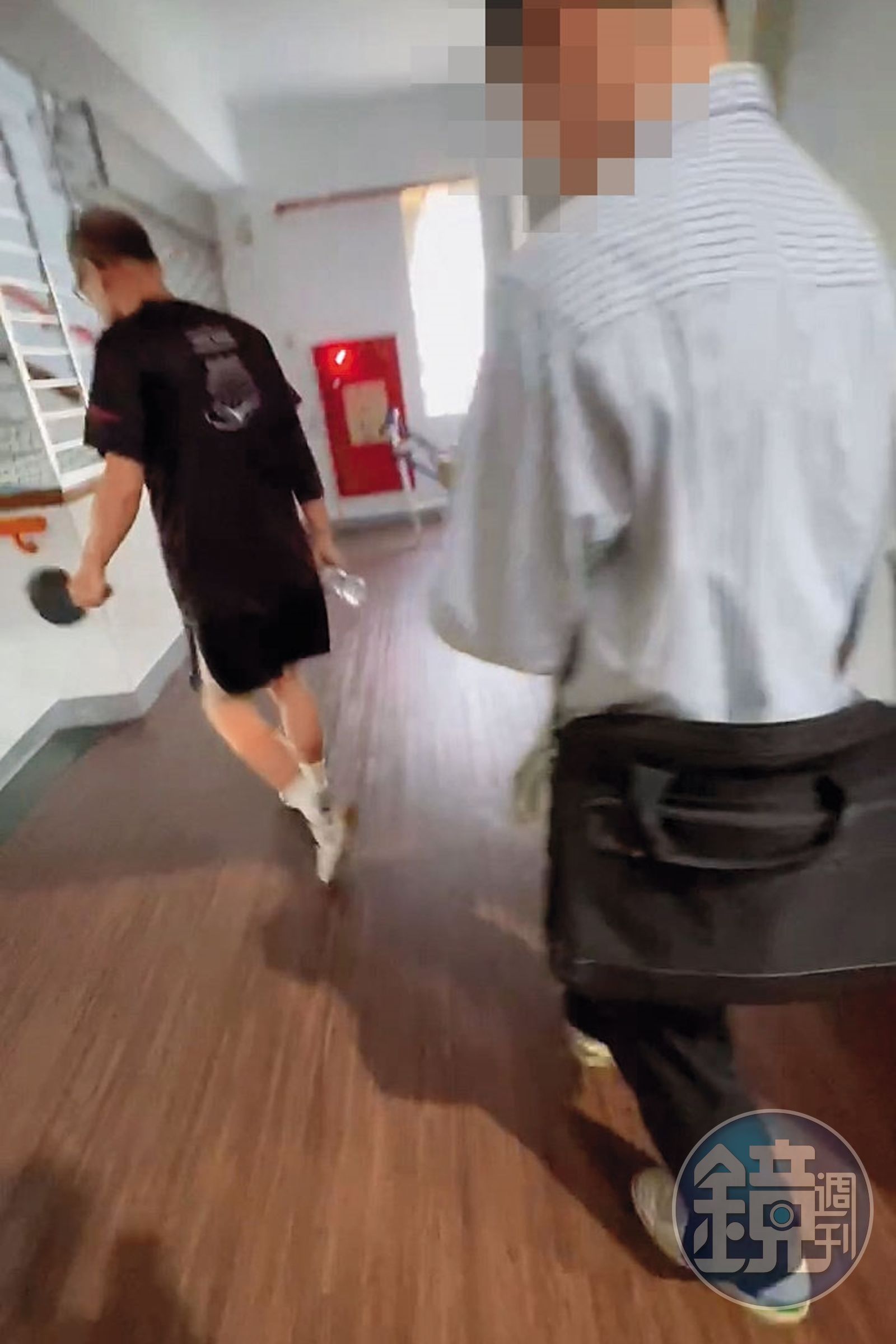 鄭貞茂(左)不斷迴避A夫(右)質問,雙方在比賽現場上演追逐戰。(圖/鏡週刊,讀者提供)