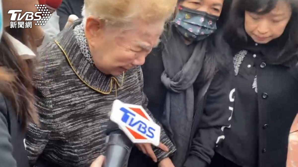 柯媽抵柯爸告別式現場!被問「是否希望兒待久點」 哽咽回應了