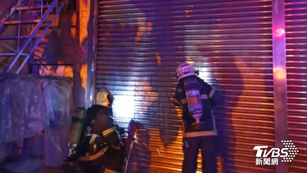 警消獲報抵達先用破壞器材鋸開鐵門救人。（圖／TVBS）
