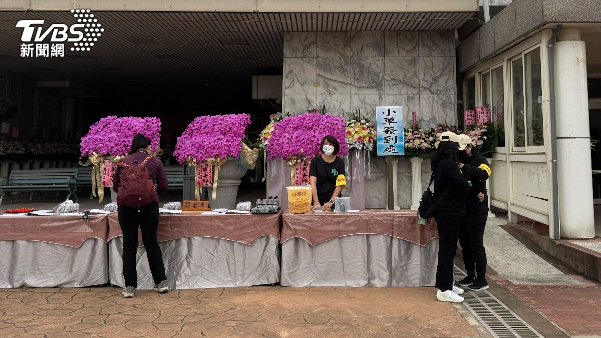 現場設有小草簽到區,小草別上「糾察隊」臂章在現場維持秩序。(圖/劉庭宇攝)