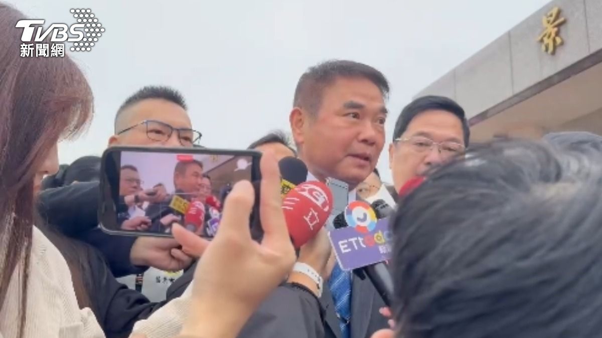 柯爸告別式 鍾東錦現身致意喊「情義相挺」:抱感恩的心來參加