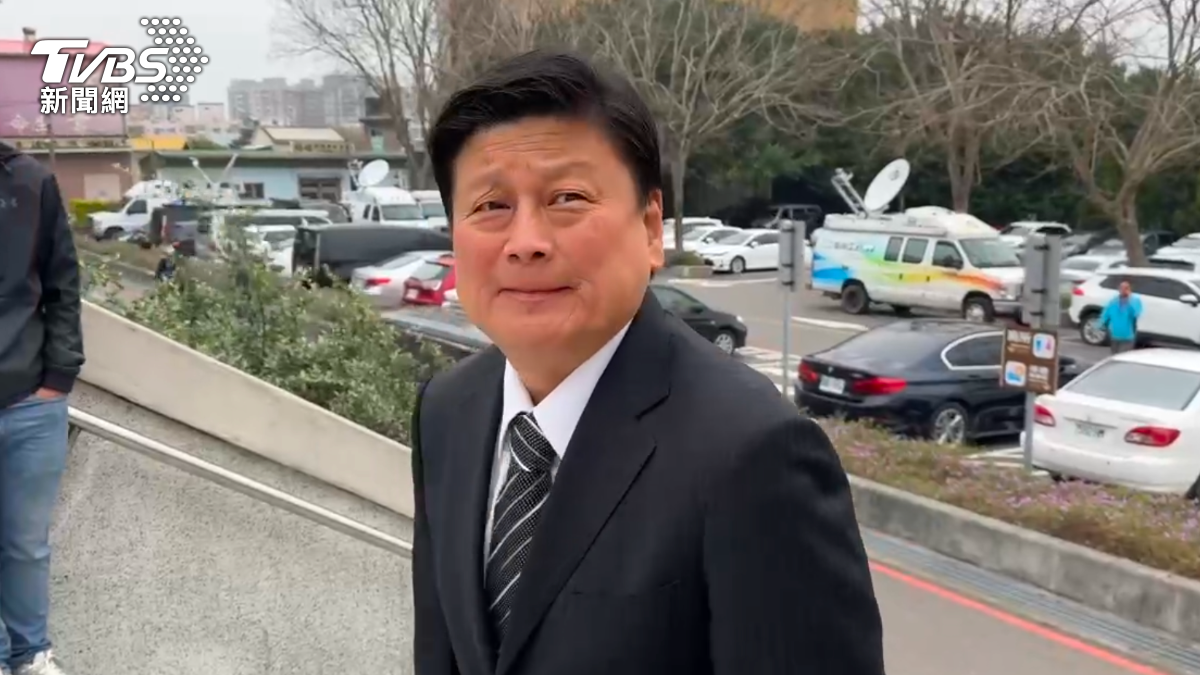現身柯爸告別式 傅崐萁送暖柯文哲:盼司法公正還清白