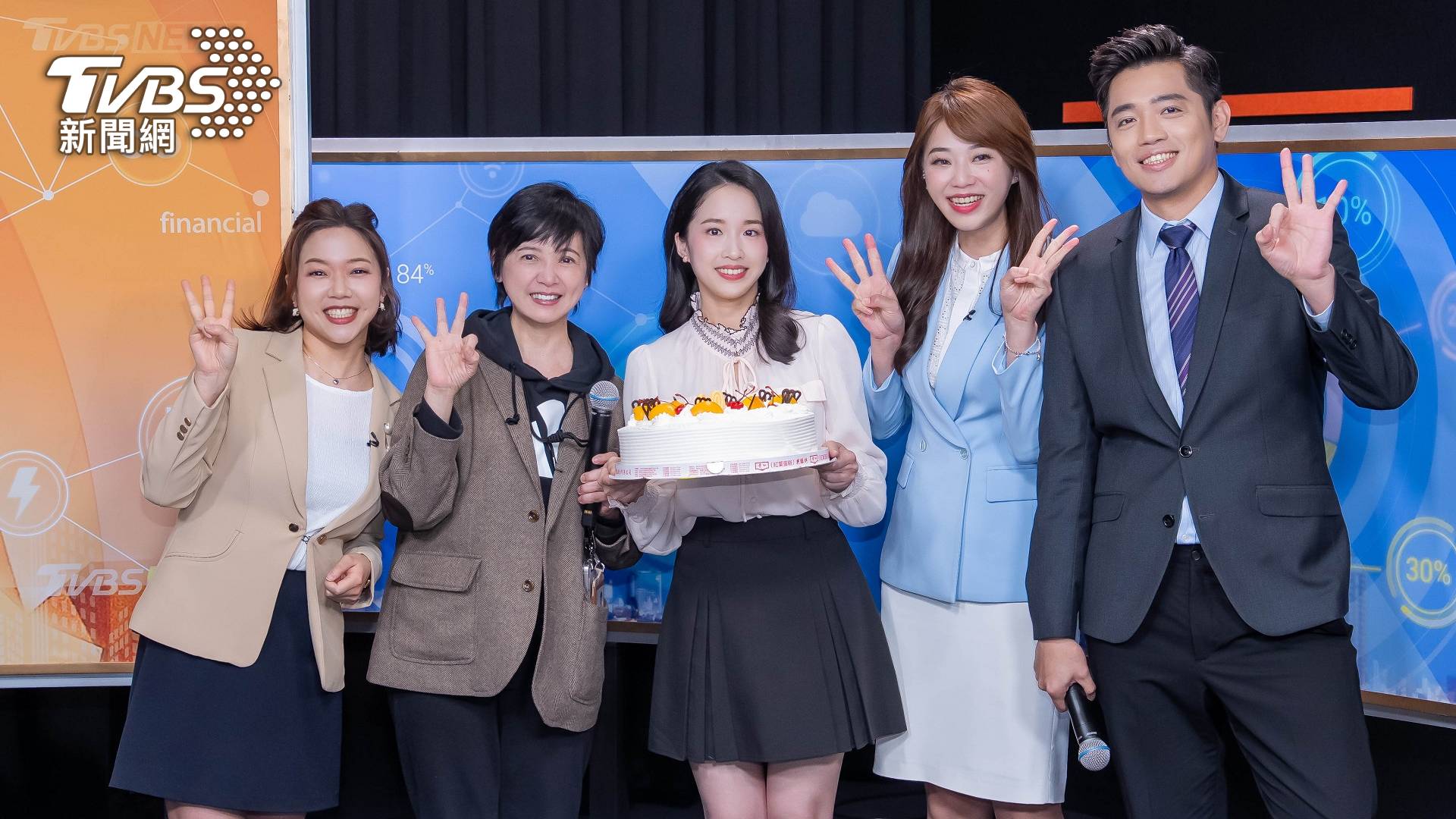 《TVBS NEWS》YT新聞主持人王馨儀(左起)、副總經理詹怡宜、主持人葉佳蓉、黃星樺、彭志宇齊聚慶祝達成300萬訂閱（圖_TVBS）