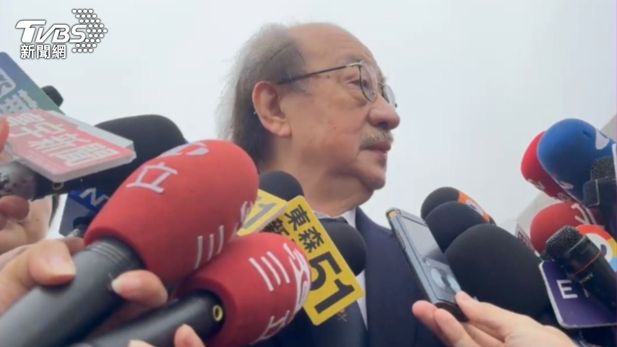 柯建銘致意柯爸。(圖/劉庭宇 攝)
