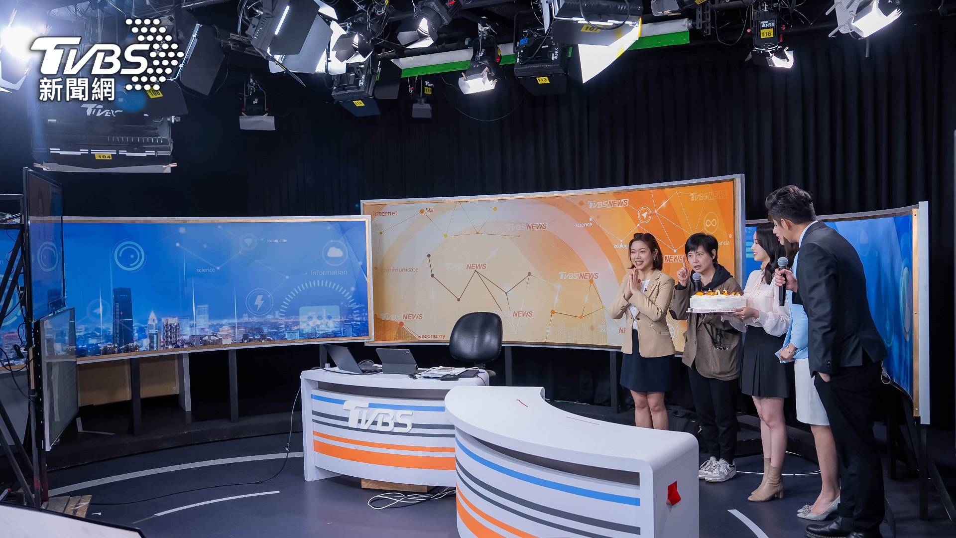 主持群在直播攝影棚內與線上觀眾熱情互動（圖_TVBS）
