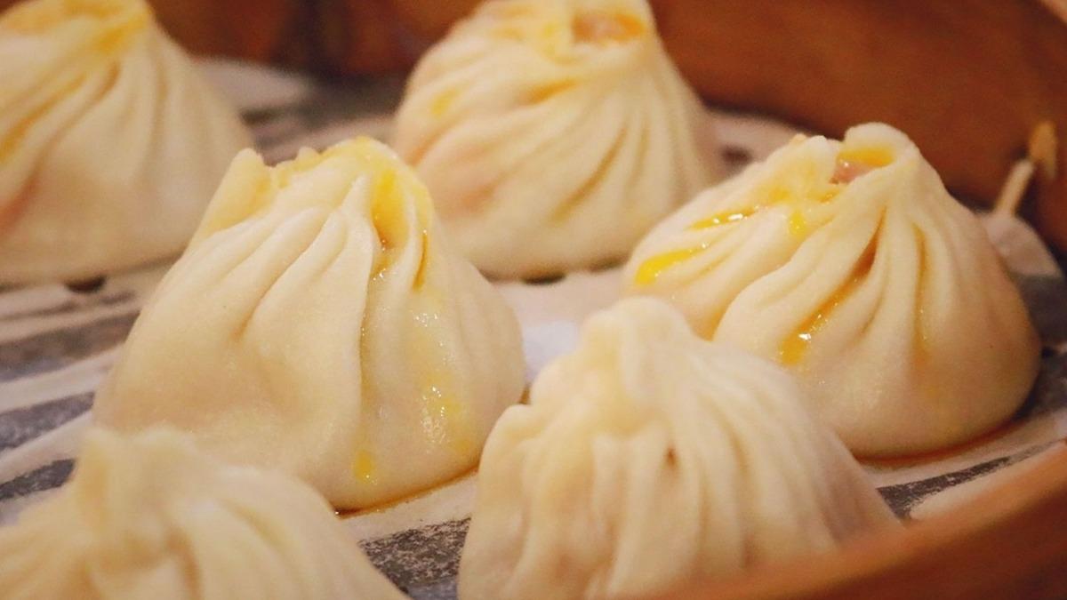 網友本想勸大家改掉用餐完把垃圾丟進餐盤的習慣，沒想到一句「蒸籠不能清洗、要重複利用」引起不小討論。（示意圖，Pixabay）