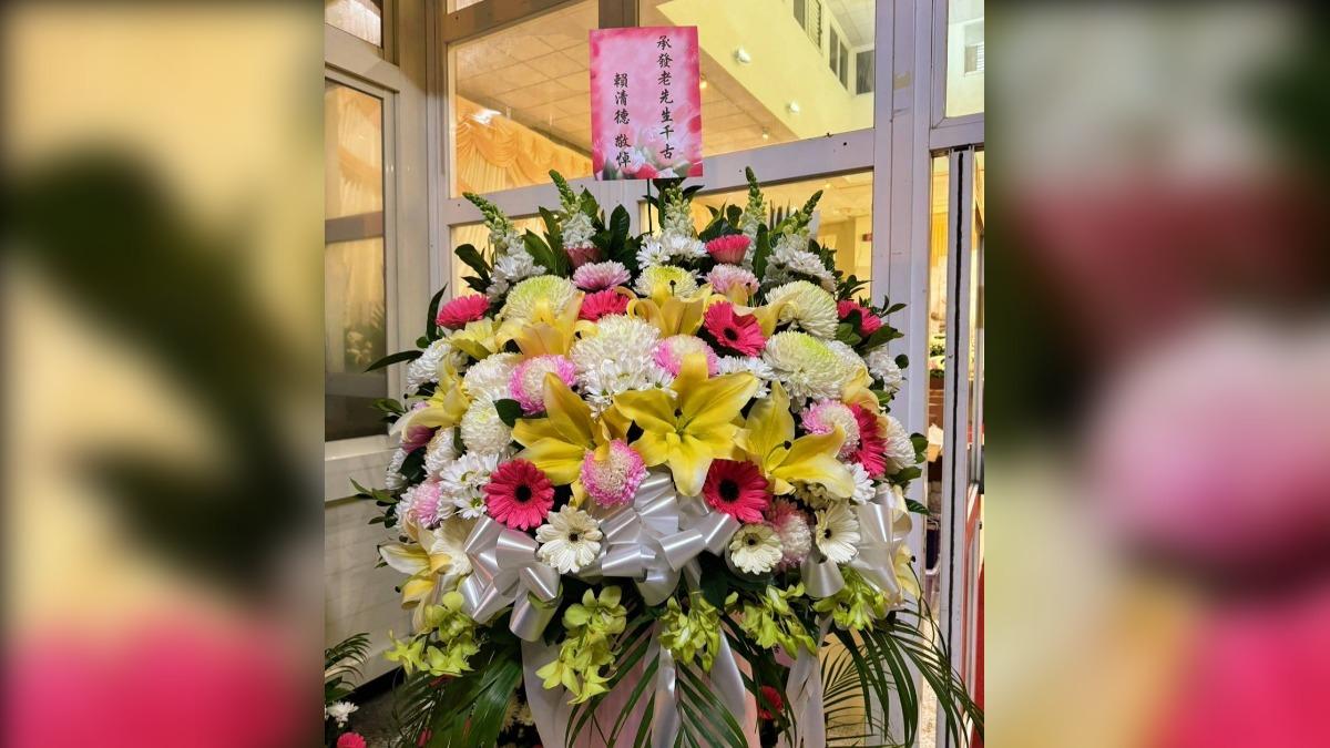 賴清德與潘孟安致贈的花籃於昨晚送達。（圖／讀者提供）