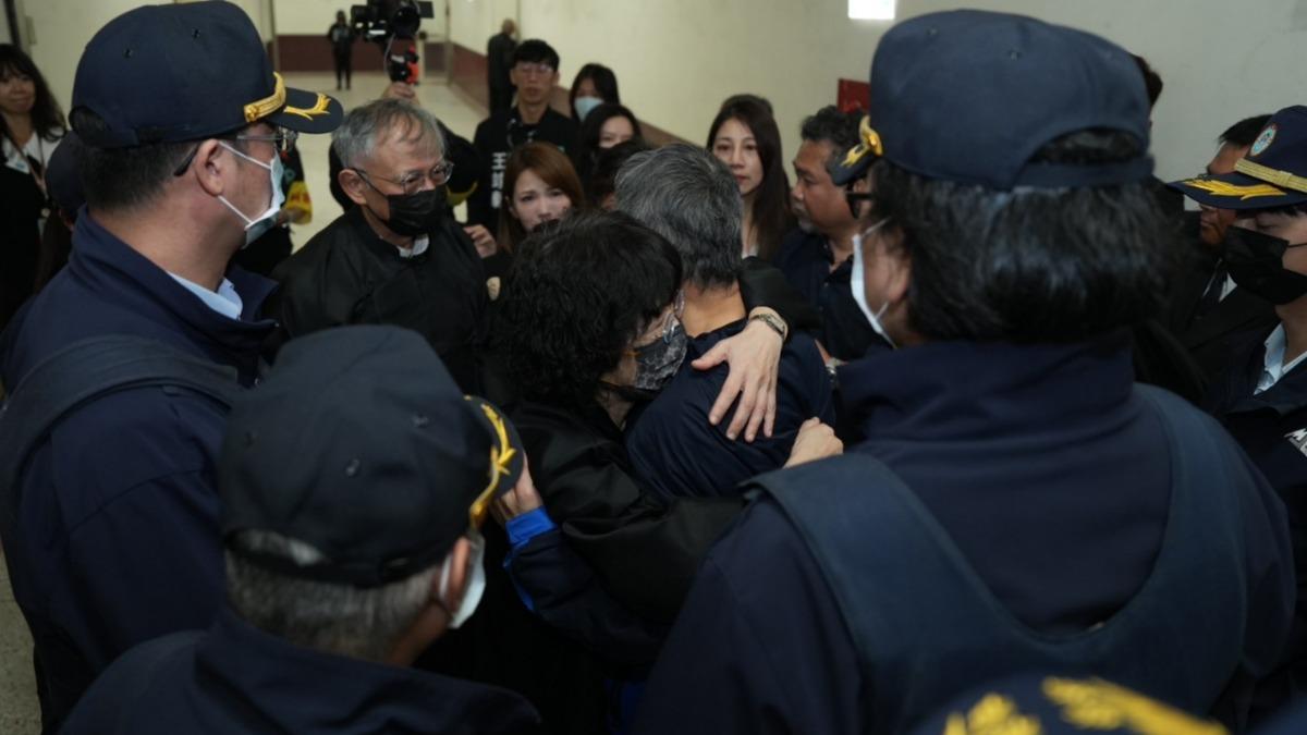 柯文哲家祭僅待83分鐘　離去前陳佩琪痛哭緊抱夫不放