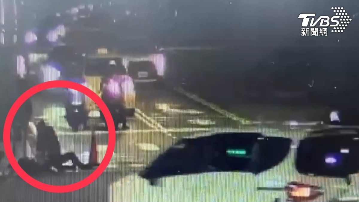 路過的黃女與丈夫見狀，立刻跳下車救人。（圖／TVBS）