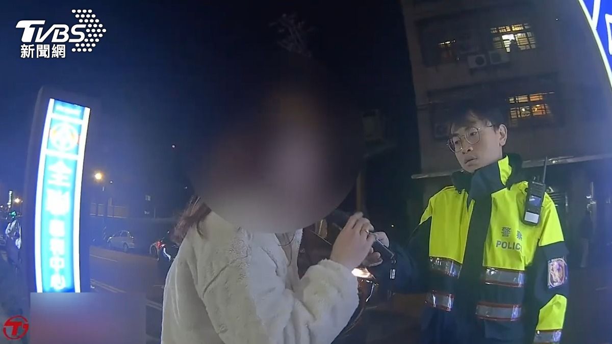 酒駕肇逃的李女接受酒測。(圖/TVBS)