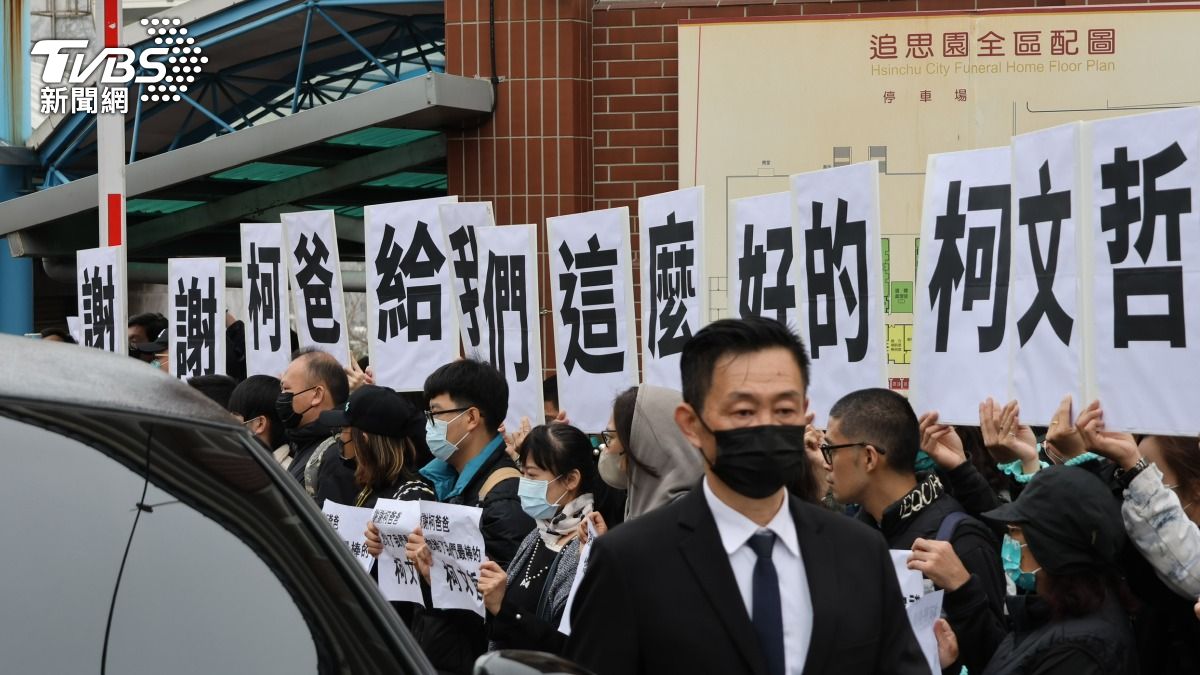 小草舉牌陪同移靈。（圖／潘建樺攝）