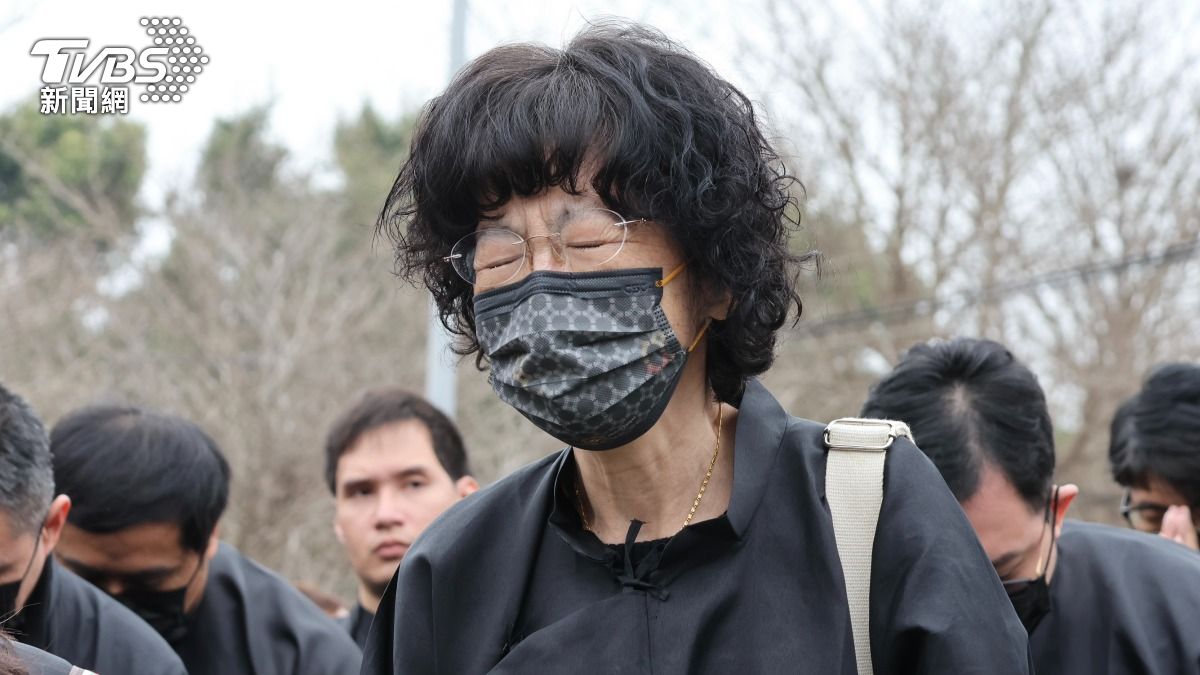陳佩琪與家屬向支持者致謝。（圖／潘建樺攝）