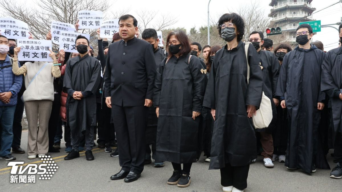陳佩琪與家屬向支持者致謝。（圖／潘建樺攝）