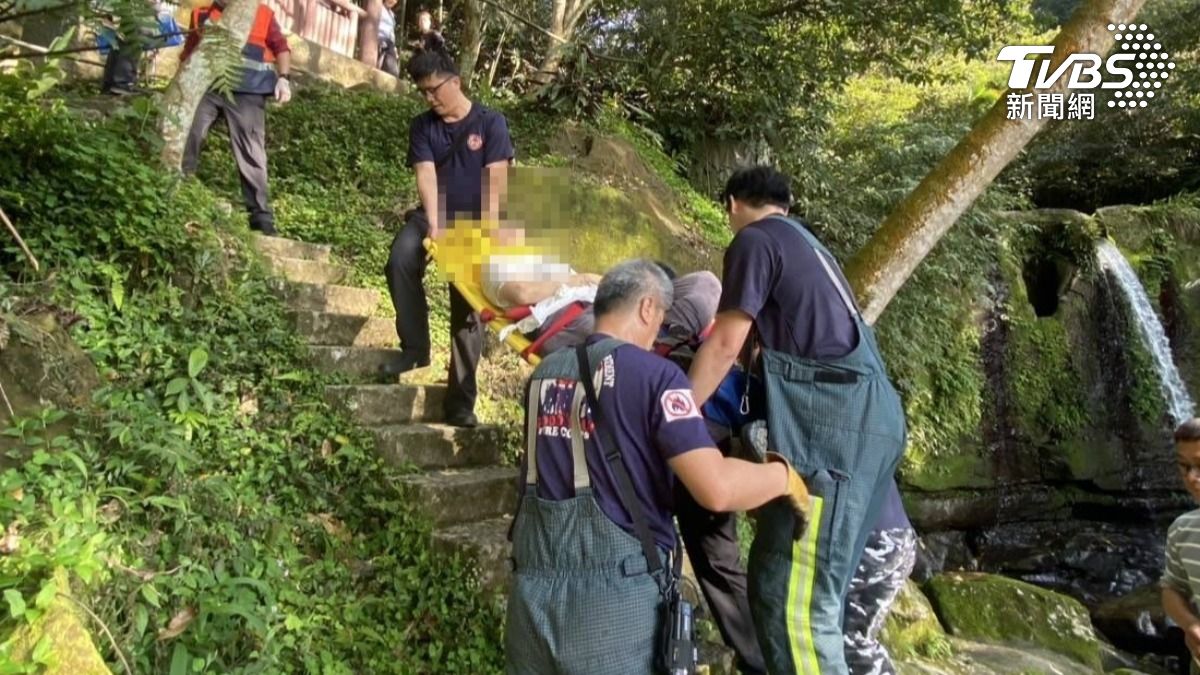 中年男登指南山滑倒左腿骨折　警消人力搬運1hr助送醫