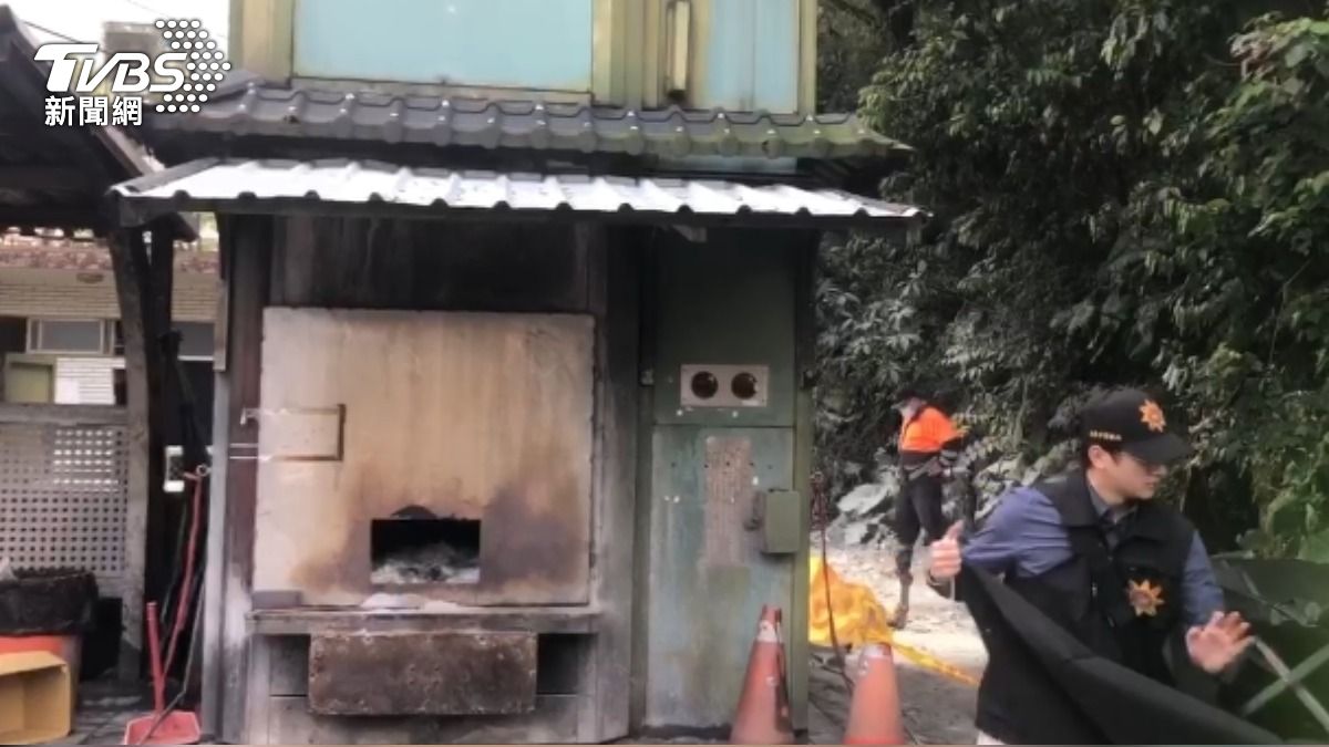 報案民眾稱有看到男子與機車起火燃燒。(圖/TVBS)