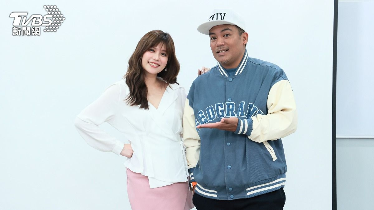 夏宇童(左)、 撒基努合作《果嶺上的熊孩子》。(圖/趙世平攝)