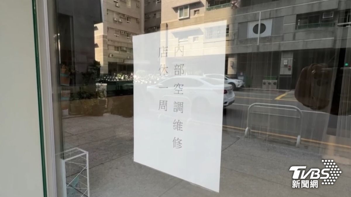 營業不到半年,咖啡廳貼著空調修繕、暫停營業一週的告示。(圖/TVBS)