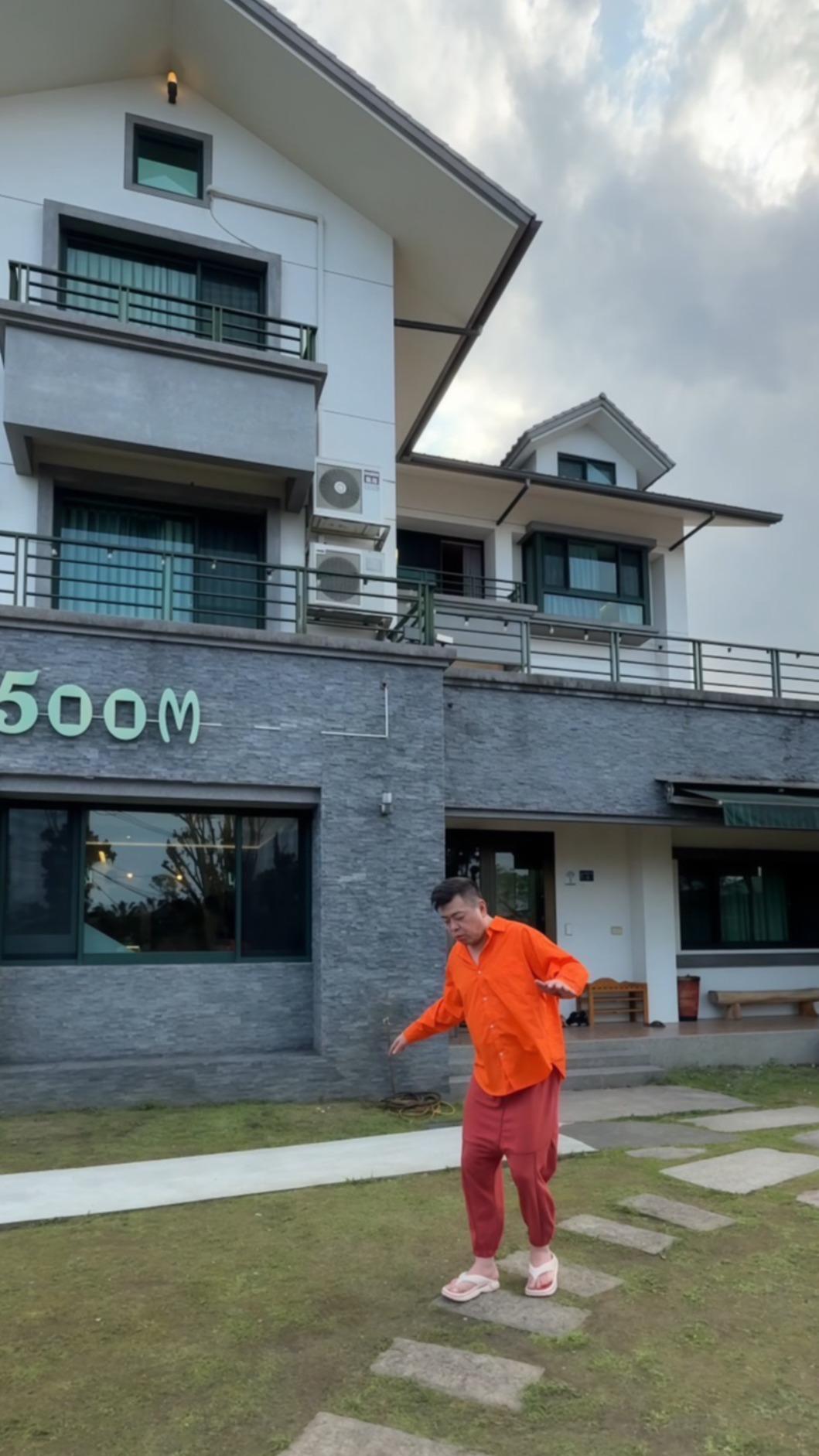 孫德榮跟「孩子們」外出旅遊。(圖/彼得爸提供)
