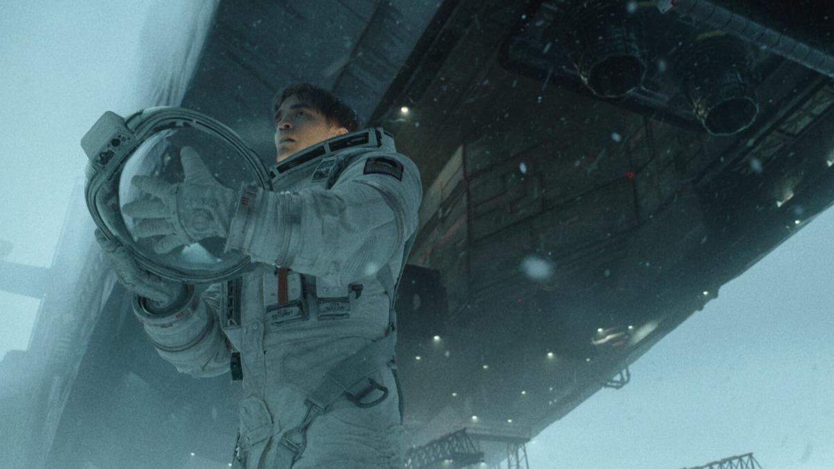 羅伯派汀森在《米奇17號》飾演太空社畜。（圖／華納兄弟提供）