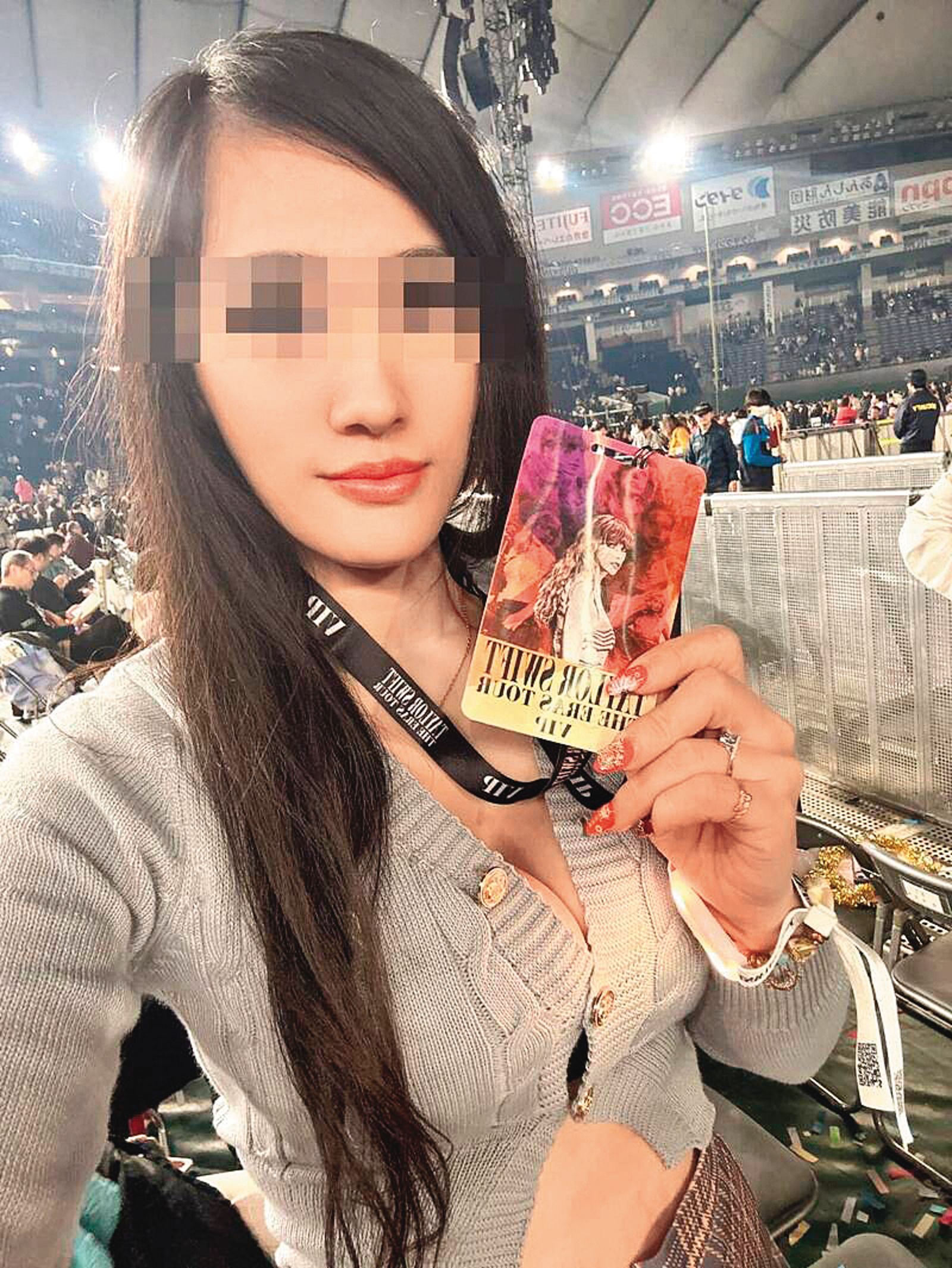 劉旻岳的妻子張依萍(圖)經常在臉書分享吃喝玩樂,甚至出國聽演唱會,生活相當豪奢。(圖/翻攝自張女臉書)