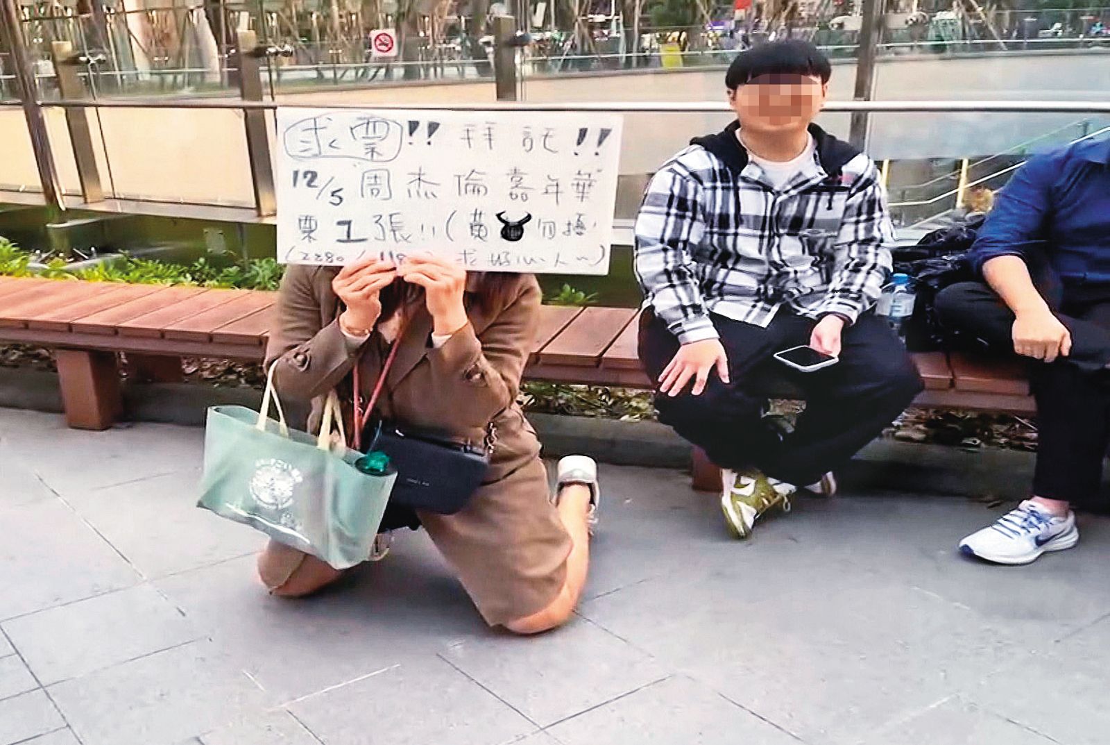周杰倫演唱會一票難求,有歌迷持大海報在大巨蛋外跪求門票。(圖/鏡新聞提供)
