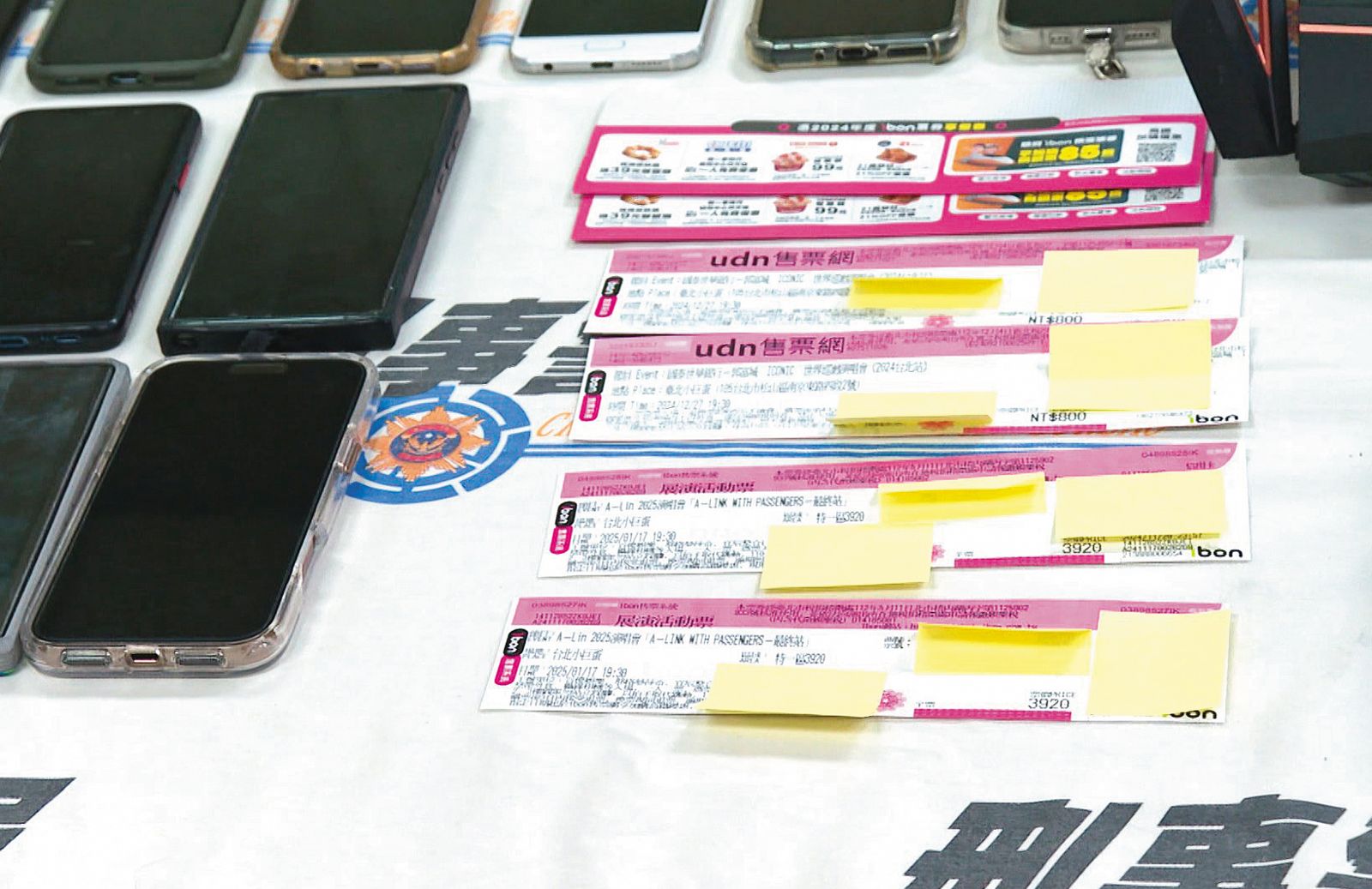 刑事局破獲劉旻岳夫妻檔黃牛集團,查扣多支手機及黃牛門票。(圖/鏡新聞提供)
