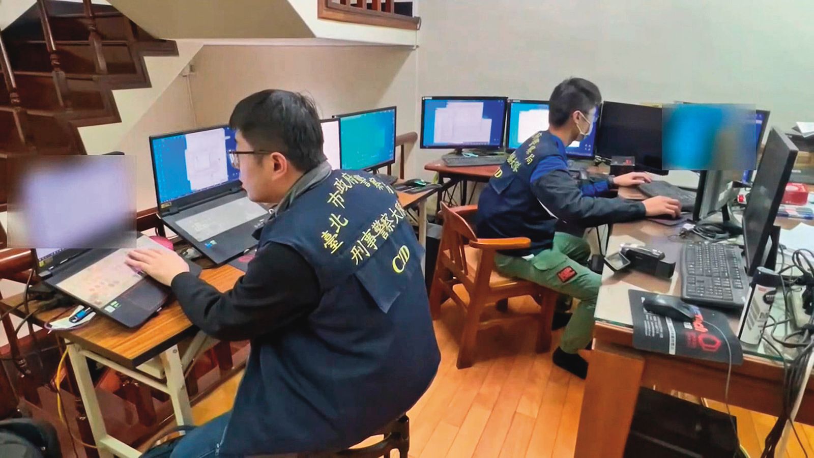 北檢指揮刑事局破獲全台最大黃牛集團機房,查扣多部電腦及手機。(圖/鏡新聞提供)